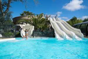 Bazén v ubytování Mobil home confort XL,camping la pommeraie, piscine et océan, concarneau et pont aven nebo v jeho okolí