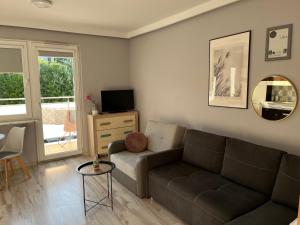 uma sala de estar com um sofá e uma mesa em Apartament blisko morza em Gdynia