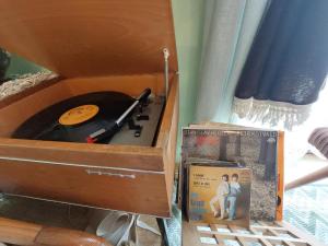 a wooden box with a record player and a book at Retro Vintage bezbarierovy v rodisti Karla Capka v blizkosti Krkonos pro milovniky cyklistiky Vintage non-barier accomodation near mountain for bicycle lovers in Malé Svatoňovice