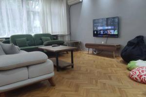 - un salon avec un canapé et une télévision dans l'établissement Cozy Apt Nearby Beşiktaş - Keyif ve huzur dolu, à Istanbul