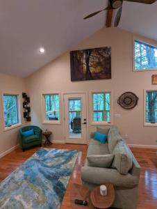 sala de estar con sofá y mesa en Maple Treehouse Cabin - Rustic Luxury Near Asheville en Marshall