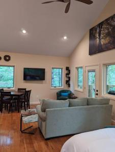 sala de estar con sofá y mesa en Maple Treehouse Cabin - Rustic Luxury Near Asheville en Marshall