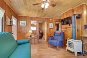 un soggiorno con divano blu e piano cottura di Charlevoix Cabin with Patio and Grill - Steps to Lake! a Charlevoix