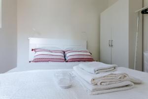 1 dormitorio con 1 cama con toallas en Lisboa - São Lázaro Central Apartment, en Lisboa