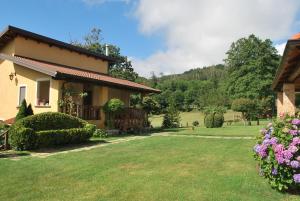 ein Haus mit einem Garten mit Blumen davor in der Unterkunft Agriturismo Roseto in Serra San Bruno