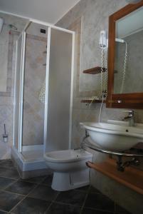 y baño con lavabo, aseo y ducha. en Agriturismo Roseto, en Serra San Bruno
