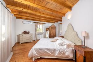 een slaapkamer met een bed en een houten plafond bij Villa Paolina in Višnjan