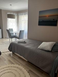 een slaapkamer met een bed en een tafel en stoelen bij Kati Söögituba & Majutus in Emmaste