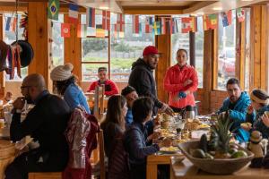 Chaupi的住宿－Ilinizas Mountain Lodge，一群坐在餐厅桌子上的人