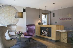 vestíbulo con 2 sillas y recepción en Residence Sonja - Apartment Fagus, en Rablà