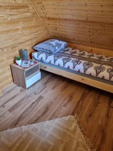 - une chambre avec un lit et une table dans l'établissement Blask Jeziora, à Frydman