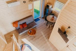 an overhead view of a living room with a couch and a table at Domki Sunset Lubiatowo in Lubiatowo