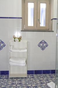 una scala di asciugamani in un bagno con doccia di La Lucciola ad Amalfi