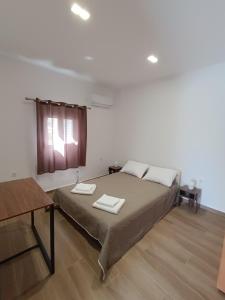 um quarto com uma cama com duas toalhas em Selinia Residence em Selínia