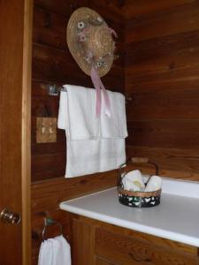 - Baño con toallas blancas y toallero en Cedar Song B&B, en Parksville