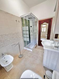 y baño con 2 lavabos, aseo y ducha. en Etna bright house Mascalucia en Mascalucia