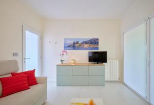 a living room with a couch and a tv at Appartamento Pigno in Bardolino