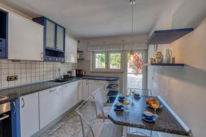 - une cuisine avec une table avec des boissons et des fruits dans l'établissement Villa Kata, à Zadar