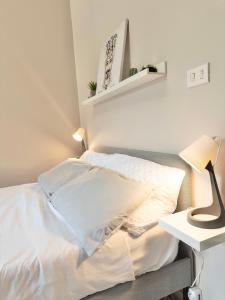 1 dormitorio con 1 cama con sábanas blancas en Etna bright house Mascalucia en Mascalucia