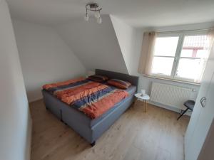 1 dormitorio con 1 cama y 2 ventanas en Ferienwohnung Barner - KEINE MONTEURE en Owen