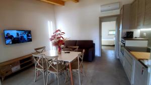een keuken en een eetkamer met een tafel en stoelen bij Agriturismo Casale Gambacane in Castelvecchio