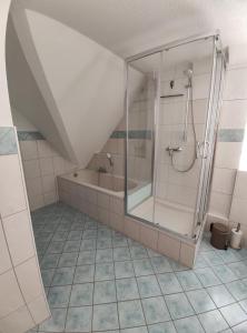 a bathroom with a shower and a tub at Ferienwohnung Barner - KEINE MONTEURE in Owen