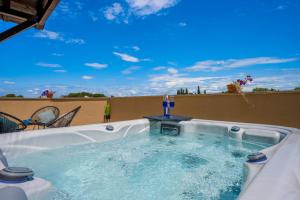 jacuzzi z termometrem w obiekcie Holiday house Boky w mieście Vodnjan