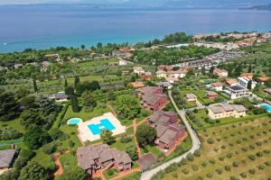 an aerial view of a house with the water at Appartamento Pigno in Bardolino