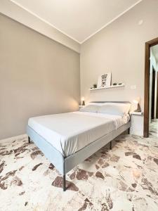 1 dormitorio con 1 cama grande en una habitación en Etna bright house Mascalucia en Mascalucia
