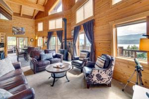 אזור ישיבה ב-Luxury Mtn Cabin with Sweeping Cle Elum Lake Views!