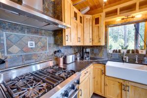 מטבח או מטבחון ב-Luxury Mtn Cabin with Sweeping Cle Elum Lake Views!