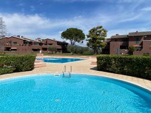 una gran piscina azul frente a algunas casas en Appartamento Pigno, en Bardolino