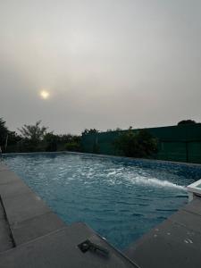 Foto dalla galleria di Luxury Farmhouse Stay, Pure Vegetarian- Santushti Farm, NCR a Tibri