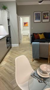 a living room with a table and a couch at CityGo Apartments Queens in Belfast