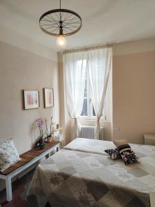 Un dormitorio con una cama grande y una ventana en Elegant Sweet Apt Cernobbio Centro, en Cernobbio