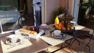 Maison Parc Ducup في بيربينيا: طاولة عليها صحن فاكهة