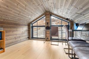 sala de estar con sofá y ventanas en Rindabakkane Lodge, en Sogndal