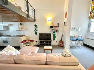 a living room with a couch and a kitchen at Flat in Elephant and Castle in London