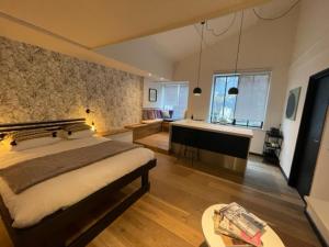 een slaapkamer met een bed, een bureau en een wastafel bij Hangar 336 in Menen