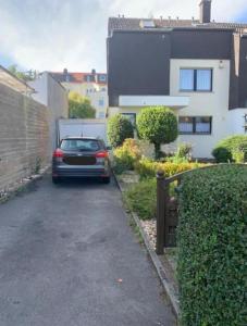 une voiture garée dans l'allée d'une maison dans l'établissement Private Studio Apartment with Balcony in Dortmund-Brackel, à Dortmund