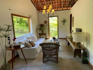 uma sala de estar com um sofá e uma mesa em Casa do Mangue-Paraíso na beira do rio Wi-Fi 300 M em Jaguaripe