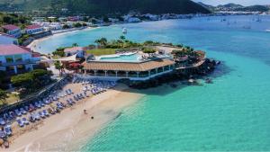 eine Luftansicht eines Resorts am Strand in der Unterkunft Grand Case Beach Club in Grand Case