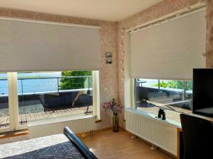 TV a/nebo společenská místnost v ubytování Sunset Dream Apartment with a panoramic seaview