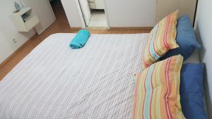 uma cama com uma almofada azul em cima em Santa Clara Residence bedrooms no Rio de Janeiro
