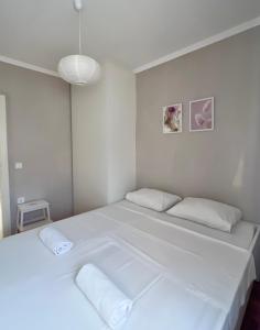 een slaapkamer met een groot wit bed met 2 kussens bij Apartments Keko in Primošten