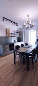 - une table à manger et des chaises dans la cuisine dans l'établissement Apartament Olchowa Prestige 3, à Ustroń