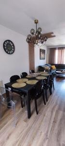 ein Esszimmer mit einem schwarzen Tisch und Stühlen in der Unterkunft Apartament Olchowa Prestige 3 in Ustroń