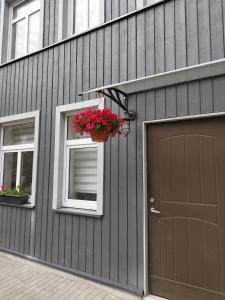 ein Gebäude mit einer Tür und einem Blumentopf darauf in der Unterkunft Courtyard Condo Twin in Liepāja