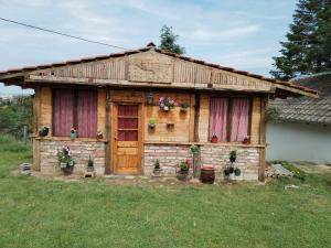 克拉多沃MAJ1的一座小木房子,在院子里种花