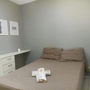 a small bedroom with a bed with towels on it at Apto em condomínio , portaria 24h, com área de lazer, ideal para famílias in Imperatriz